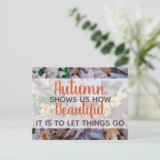 物事を秋の落ちた葉物の葉に任せる ポストカード (スタンド正面)