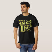 物理的には安定、精神的にはカオスな二面性デザイン Tシャツ (正面フル)
