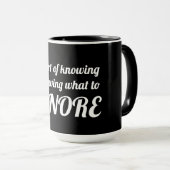 物知りの技術は、ジャンボを無視するものを知ることだ マグカップ (正面右)