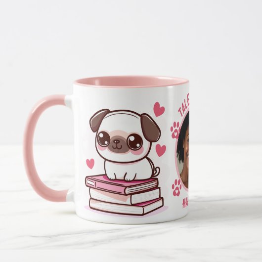 物語と尾が私の日を作る – 犬と本の写真 マグカップ (左)