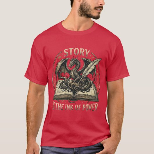 「物語は力のインク」 - ファンタジー ドラゴン & ブック Tシャツ (正面)