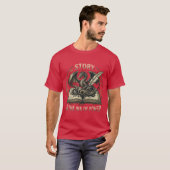 「物語は力のインク」 - ファンタジー ドラゴン & ブック Tシャツ (正面フル)