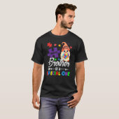 特別な人を兄に持つことを誇りに思う パズルグノーム 自閉症 Tシャツ (正面フル)