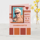特別な孫娘を追加フォトバーガンディ誕生日 カード (黄色い花)
