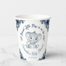 特別な小男の子が象の紙カップ