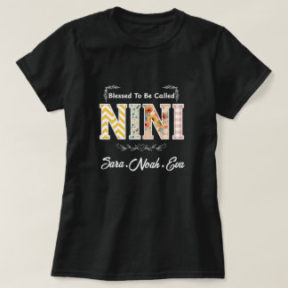 特別な祝福を受けたニニちゃんの子供アートフラワー Tシャツ