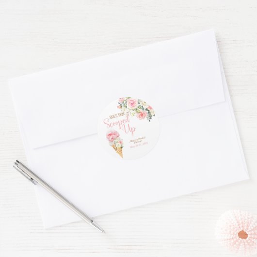 特別な花嫁を祝うのに最適なアイテム!彼女が捕まえられたカスタム ラウンドシール (封筒)