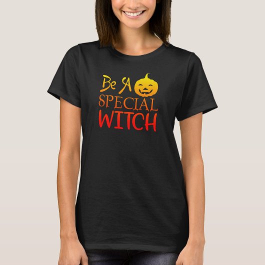 特別な魔女ハロウィンカボチャ赤い黄色である Tシャツ (正面)
