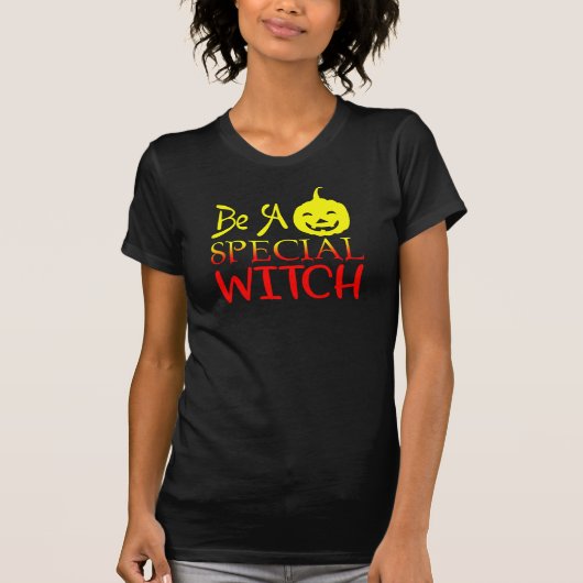 特別な魔女ハロウィンカボチャ赤い黄色である Tシャツ (正面)
