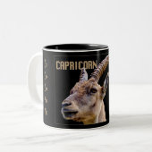 特徴の山羊座のヤギの(占星術の)十二宮図のマグ ツートーンマグカップ (正面左)