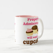 特性Adminstratorはカップケーキの仕事Gのために働きます ツートーンマグカップ (正面右)