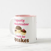 特性Adminstratorはカップケーキの仕事Gのために働きます ツートーンマグカップ (正面左)