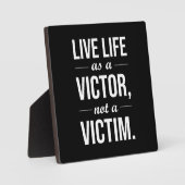 犠牲者ではなくビクターとして生きる フォトプラーク (正面)