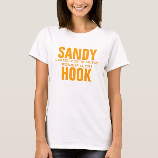 犠牲者を追悼する砂浜のフック Tシャツ (正面)