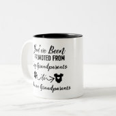 犬おもしろいの祖父母の妊娠の発表 ツートーンマグカップ (正面左)