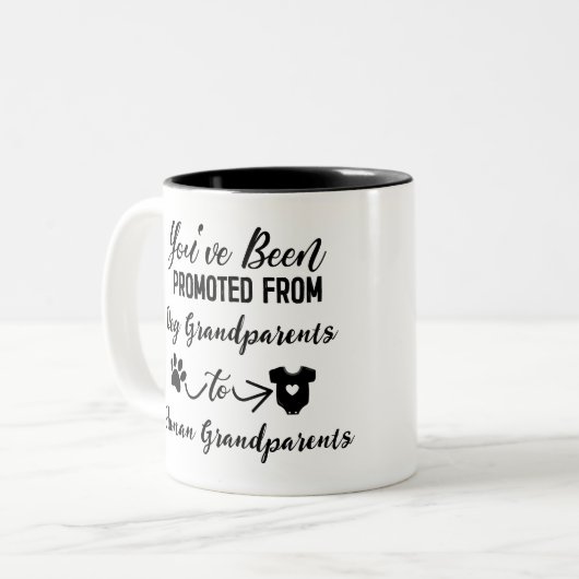 犬おもしろいの祖父母の妊娠の発表 ツートーンマグカップ (正面左)