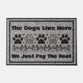 犬おもしろいは家賃を払うだけここに住んでいる ドアマット (正面)