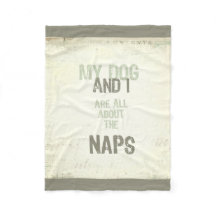 犬および私は昼寝のフリースブランケットについて完全にあります