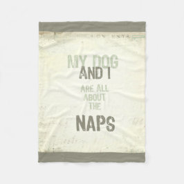 犬および私は昼寝のフリースブランケットについて完全にあります フリースブランケット