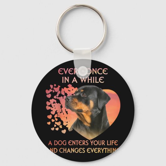 犬があなたの人生のロットワイラーに入るたびに キーホルダー (正面)
