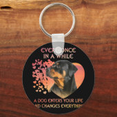 犬があなたの人生のロットワイラーに入るたびに キーホルダー (正面)
