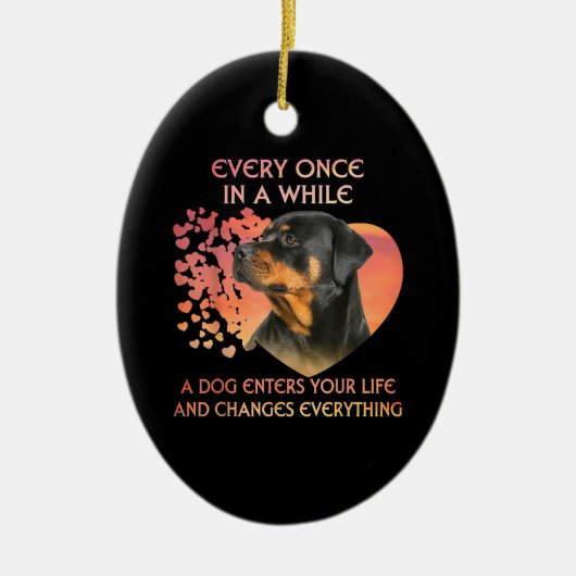 犬があなたの人生のロットワイラーに入るたびに セラミックオーナメント (正面)