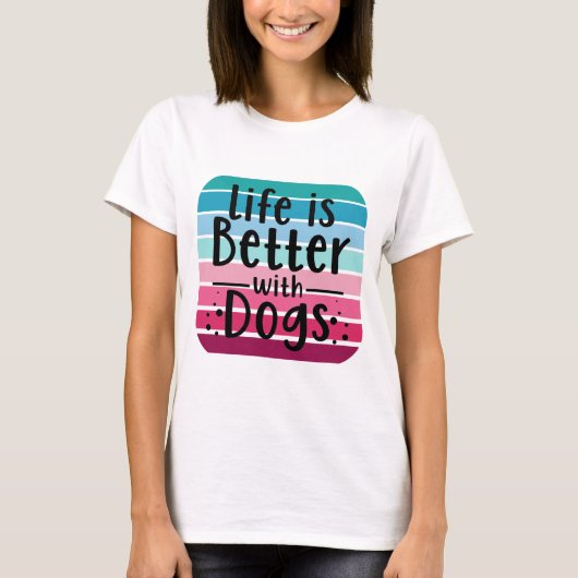 犬がいると人生がもっと楽しくなる Tシャツ (正面)