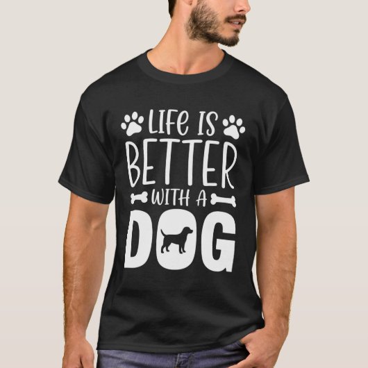 犬がいると人生はもっと楽しくなる Tシャツ (正面)