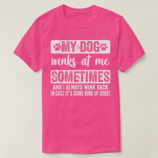 犬がおもしろい好きで時々ウインクする Tシャツ (デザイン正面)