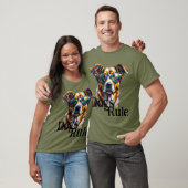 犬がサングラスで犬を支配 Tシャツ (ユニセックス)