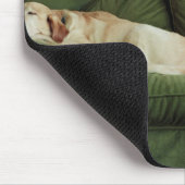 犬がソファで寝ている マウスパッド (コーナー)