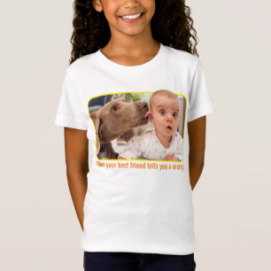 犬がベビーの耳をなめる Tシャツ