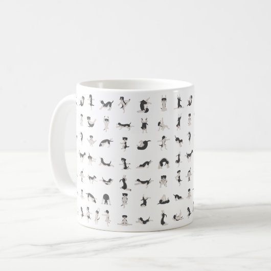 犬がヨガをし、犬がヨガポーズ コーヒーマグカップ (正面左)