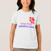 犬が先で人間は後回し Tシャツ デザイン (正面)