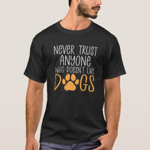 犬が嫌いな人は決して信用しない Tシャツ