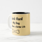犬が幸せに暮らせるように一生懸命働くわ ツートーンマグカップ (正面左)