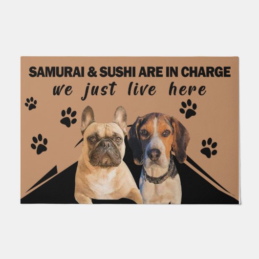 犬が担当して、我々はペットに住んでおもしろいいる ドアマット (正面)