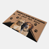 犬が担当で、私たちはただここで暮らしておもしろいいる ドアマット (アングル)