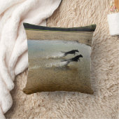 犬が水を跳ね回る，ガネル川，ニューキー クッション (ブランケット)