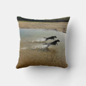 犬が水を跳ね回る，ガネル川，ニューキー クッション (裏面)