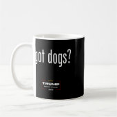 犬が犬の猫を食べている - トランプがペットを再び安全に コーヒーマグカップ (左)