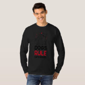 犬が猫を支配する犬 Tシャツ (正面フル)