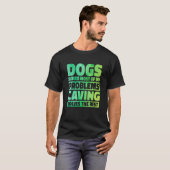 犬が私の問題のほとんどを解決してくれる ケイミングが残りを解決する Tシャツ (正面フル)