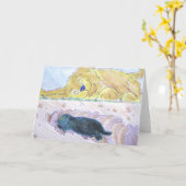 犬が聞く間、かわいい漫画のモル掘るトンネル カード (黄色い花)