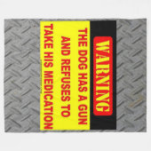 犬が鉄砲を持っている フリースブランケット (正面(横))