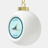 犬が雪の上で群がった セラミックボールオーナメント (右)