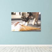 犬が食べ歩道からアイスクリームを食べる キャンバスプリント (インサイチュ (ウッドフロア))