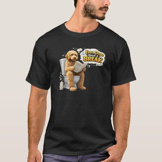 犬だって休憩が必要 おもしろ犬のバスルーム・ユーモア Tシャツ (正面)