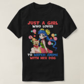 . .犬とアニメを見るのが好きな女の子 Tシャツ (デザイン正面)