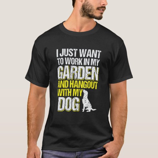 犬とガーデニングをする庭のたまり場 ガーデニング Tシャツ (正面)